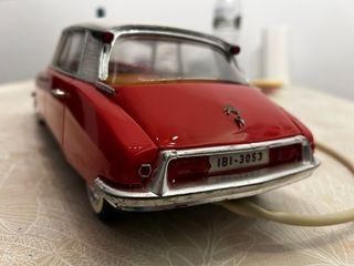 Coche de juguete rojo con mando