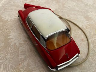 Coche de juguete rojo con mando