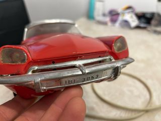 Coche de juguete rojo con mando