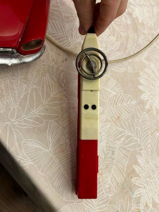 Coche de juguete rojo con mando