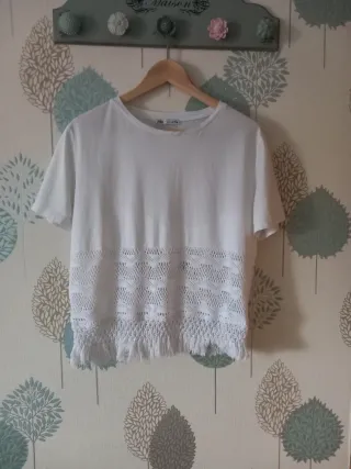Camiseta Zara Blanca con Encaje y Flecos