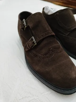 Zapatos ante marrón con doble hebilla tipo Oxford
