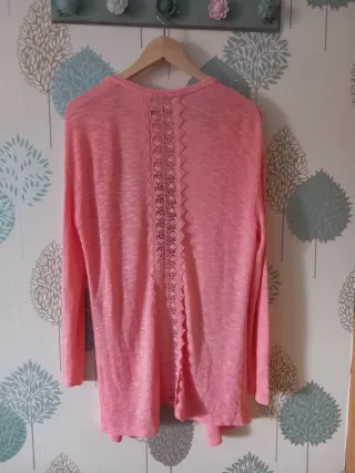 Cárdigan rosa con encaje