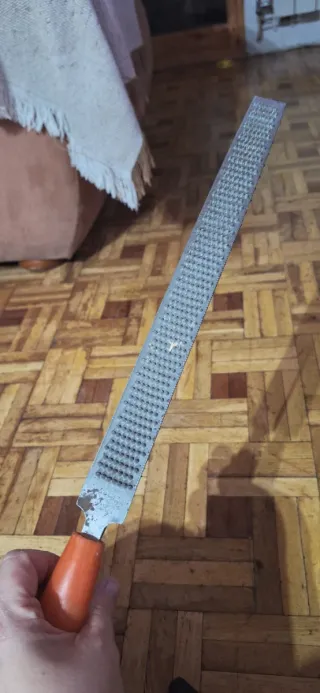 Escofina con dientes grandes