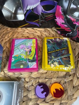 Set collezionismo Pokémon con lattine, custodie e deck Iono