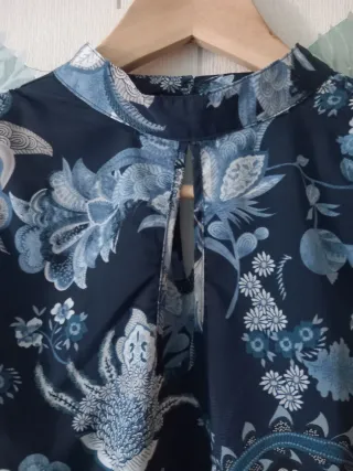 Blusa Benetton de corte oriental