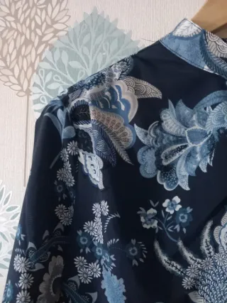 Blusa Benetton de corte oriental