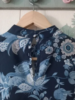 Blusa Benetton de corte oriental