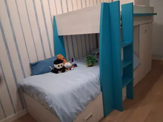 Cama tren infantil con armario y estanterías