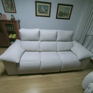 Sofá reclinable beige con arcón