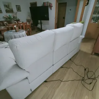 Sofá reclinable beige con arcón