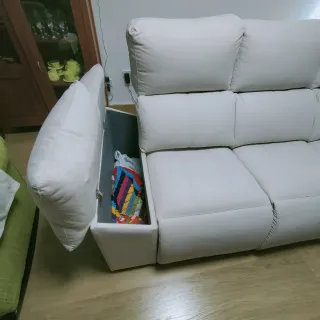 Sofá reclinable beige con arcón