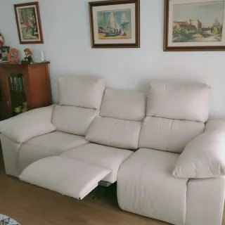 Sofá reclinable beige con arcón