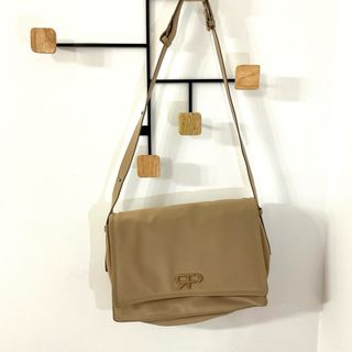 Bolso de hombro beige