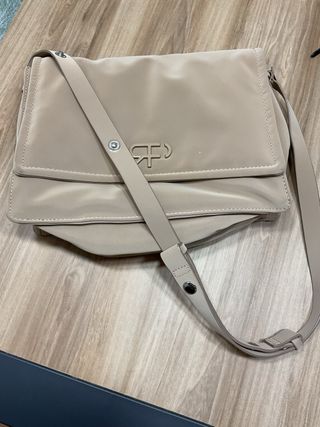 Bolso de hombro beige