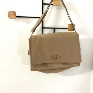 Bolso de hombro beige