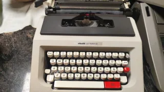 Máquina de escribir Olivetti Lettera 42