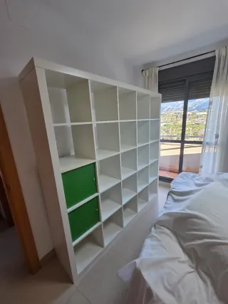 Mueble Estantería Blanco con Puertas Verdes