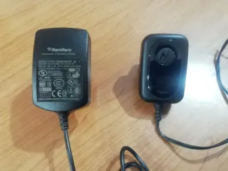 2 Cargadores uno para Motorola y otro Blackberry.