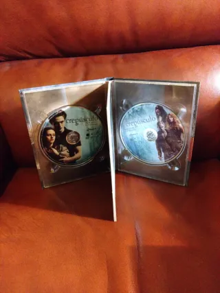 LIBROS SAGA CREPÚSCULO Y DVD. - E 18