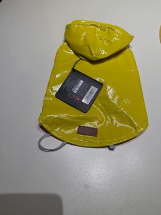 Impermeabile cane con cappuccio giallo