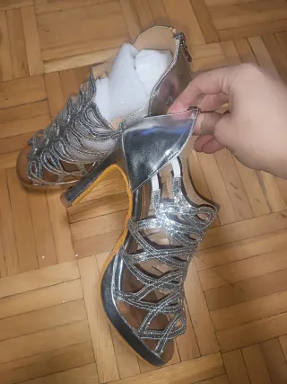 Zapatos de baile plateados.