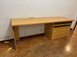 Escritorio de madera con cajones