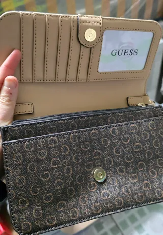 Bolso monedero Guess marrón