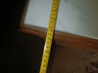 Cómoda de madera con espejo y mármol