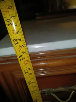 Cómoda de madera con espejo y mármol