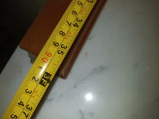 Cómoda de madera con espejo y mármol