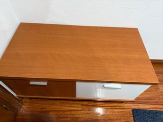 Mueble auxiliar o TV madera y blanco.