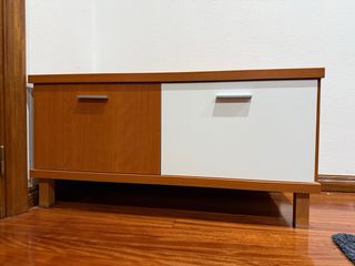 Mueble auxiliar o TV madera y blanco.