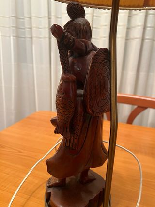 Lámpara de mesa figura china madera