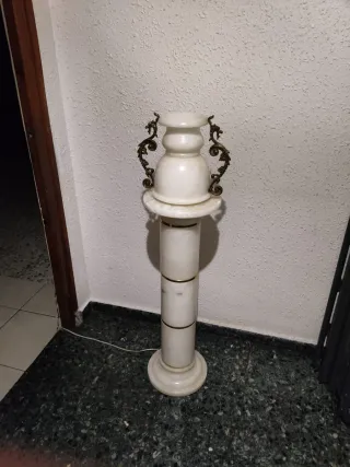 Lámpara Columna Alabastro y Jarrón