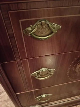 Cajonera de madera con detalles dorados