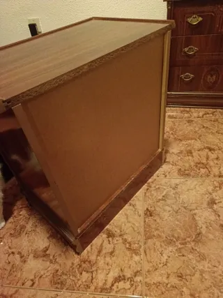 Cajonera de madera con detalles dorados