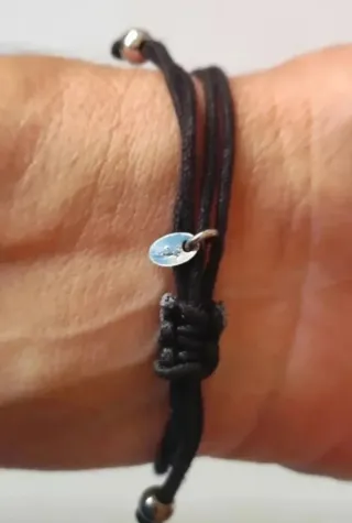 Pulseras plata y cordón