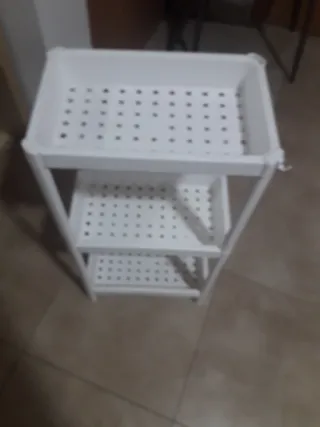 Estantería de plástico blanca