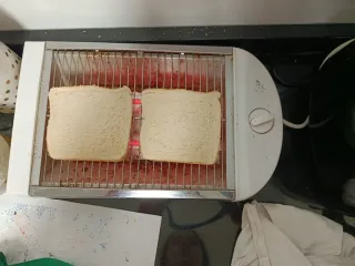Tostador eléctrico blanco.