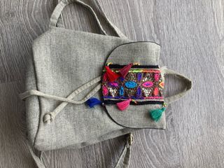 Mochila étnica beige/dorada bordada con pompones