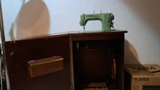 Máquina de coser Refrey con mueble