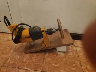 Taladro Casals con pieza adaptada para lijar.