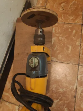 Taladro Casals con pieza adaptada para lijar.