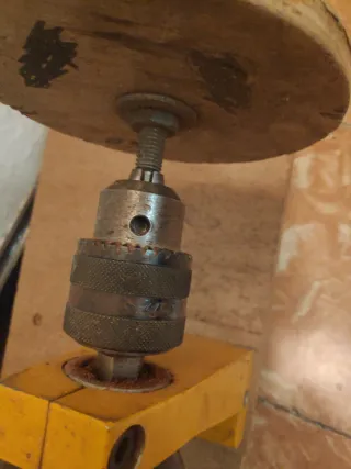 Taladro Casals con pieza adaptada para lijar.