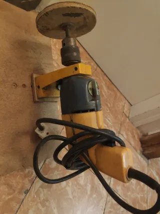 Taladro Casals con pieza adaptada para lijar.