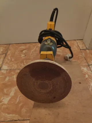 Taladro Casals con pieza adaptada para lijar.