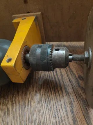 Taladro Casals con pieza adaptada para lijar.