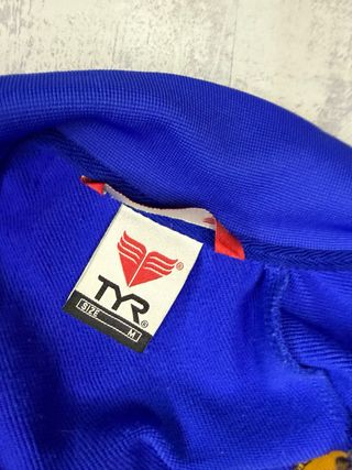 Chaqueta deportiva TYR azul y amarilla