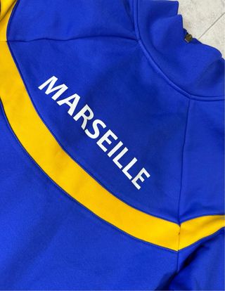 Chaqueta deportiva TYR azul y amarilla